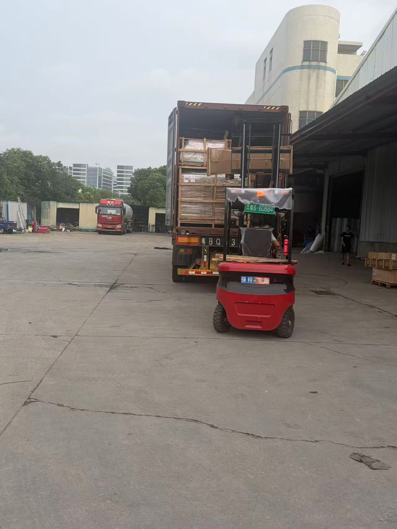 堆高機裝櫃 — 現場裝卸作業