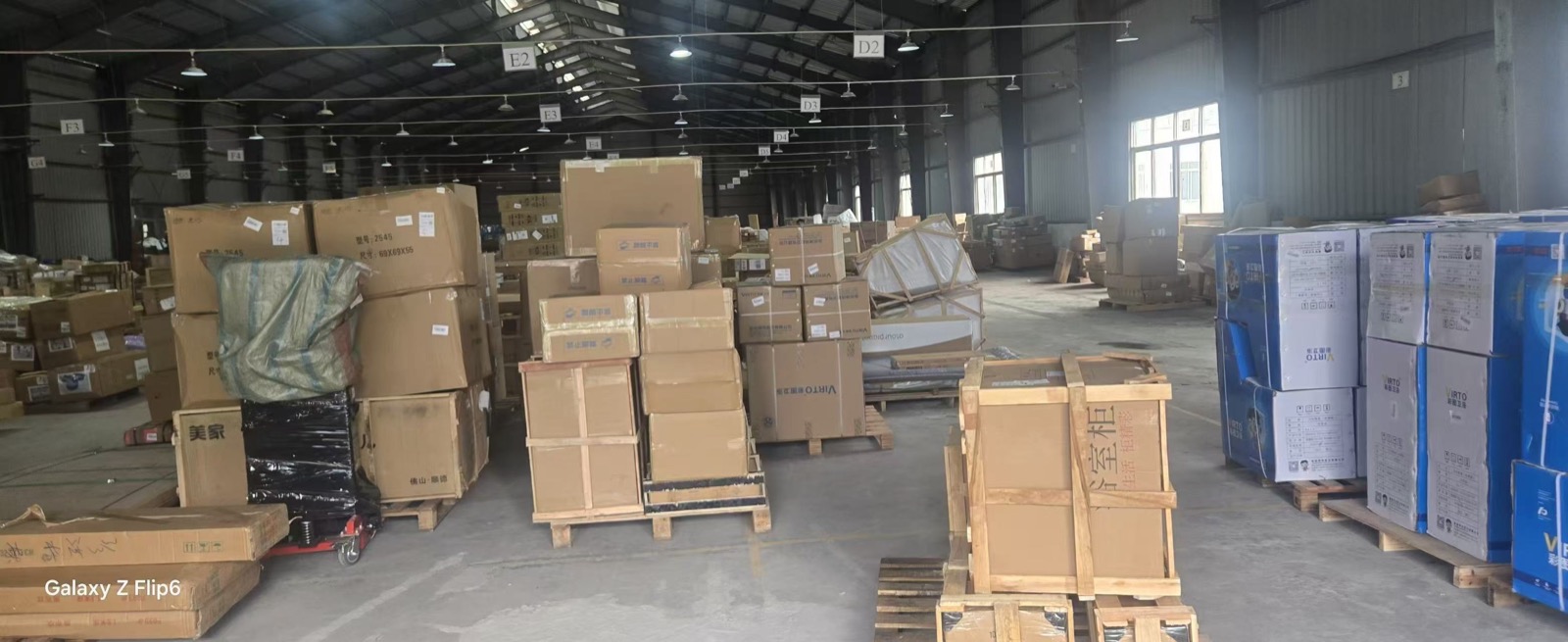 木架加固區 — 已完成包裝貨物整齊堆放,待裝櫃發運